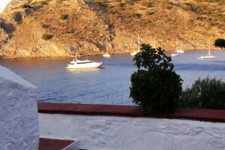 Tramontana * Hydra (Saronic Islands)